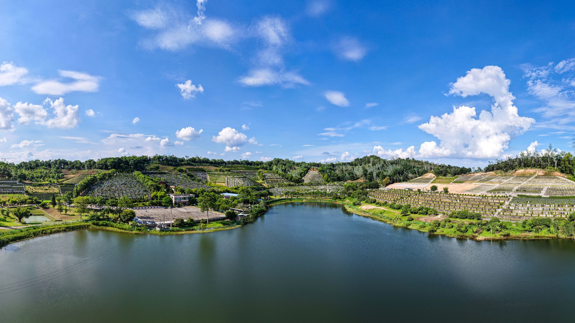 龙山永久墓园湖光山色